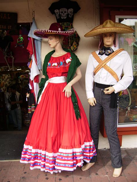 Olivera Street, Los Angeles, USA | Vestidos mexicanos, Trajes mexicanos, Vestidos