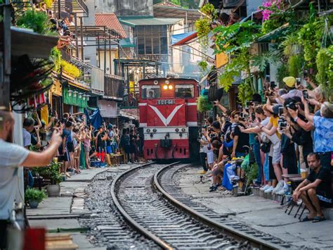 Exploring Hanoi Train Street 2023 - Vietnam Is Awesome