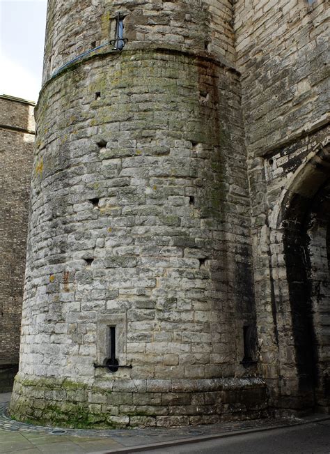 Fragile symbols: gunpowder and castle walls – Castle Studies Trust Blog