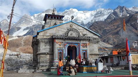 Download Kedarnath Temple People 4K Wallpaper | Wallpapers.com