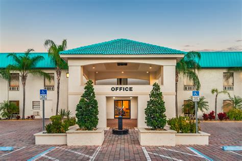 Days Inn & Suites by Wyndham Lake Okeechobee | Okeechobee, FL Hotels