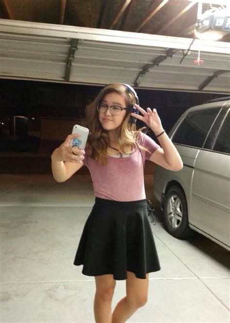 Fan cosplayed Pokimane on Halloween : r/Pokimane