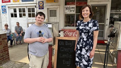 Cheryl Lemke honored to meet biggest fan; key to city of Arenzville