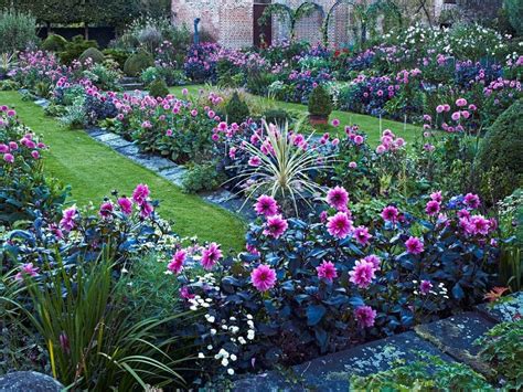 25 Attractive Front Yard Dahlia Garden Design For Your Dream House