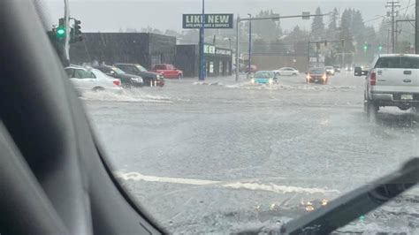 Thunderstorm brings flash flooding in Campbell River | CTV News