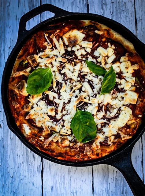 Easy Deep Dish Veggie Skillet Pizza Recipe | Forks N Knives