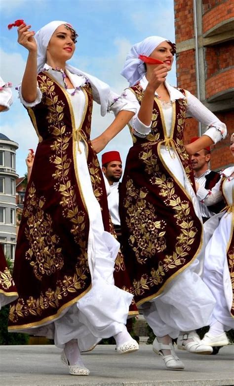 traditional costumes around the world - Google Search | Traditionelle kleider, Traditionelle ...