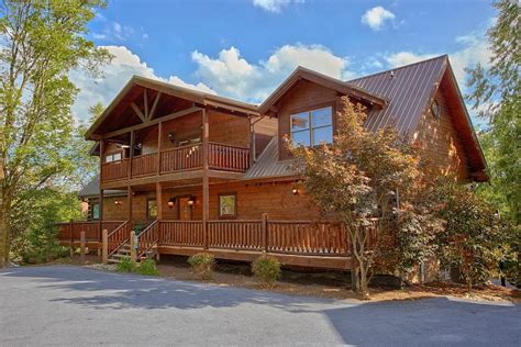 "Alpine Mountain Lodge" 6 Bedroom Cabin Near Gatlinburg with Game Room