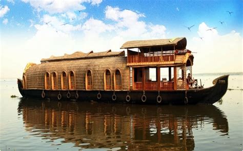 Top Kumarakom Houseboats For Luxury Stay On Backwaters