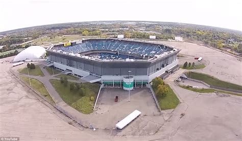 Drone captures Detroit's Silverdome stadium where fans once watched the Super Bowl | Daily Mail ...