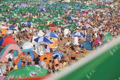 Thousands of People on The Beach of China - Barnorama