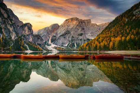 Lago Di Braies Lake and Seekofel Peak at Sunrise, Dolomites. Italy ...