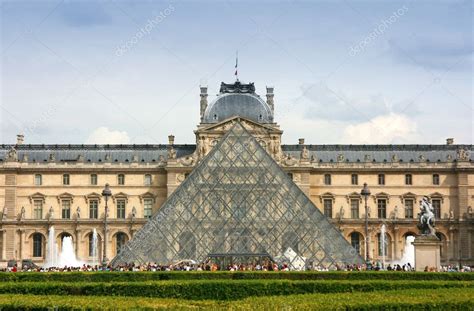 Louvre Museum entrance – Stock Editorial Photo © msavoia #2472529