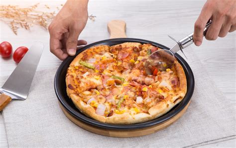 Pizza Pan with Holes vs No Holes: What You Need to Know!