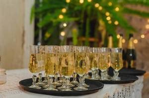 Close Up Of Wedding Anniversary Champagne Glasses - Creative Commons Bilder