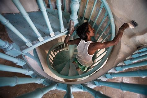 File:India - Painting a staircase - 0063.jpg