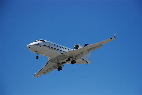 File:Airplane Landing in Toronto.JPG - Wikimedia Commons