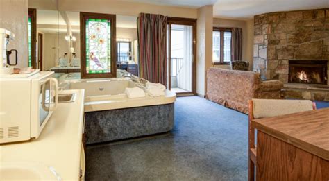 11 Romantic Gatlinburg Hotels with Hot Tub in Room & Fireplace