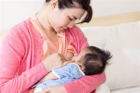 Ini Panduan Cara Menyusui Bayi yang Benar untuk New Moms!