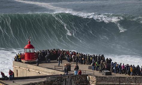 O VOO DO CORVO: Riding the giant: big-wave surfing in Nazaré / VIDEO:Giant wave slams into ...