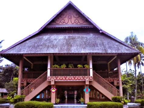 Mengenal Rumah Adat Walewangko, Rumah Besar Suku Minahasa | Indonesia ...