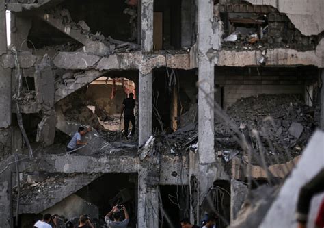 Photos: Life Under the Bombs in Khan Younis, Gaza - The New York Times