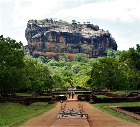 How to visit Sigiriya Lion Rock using local transport (by Bus)