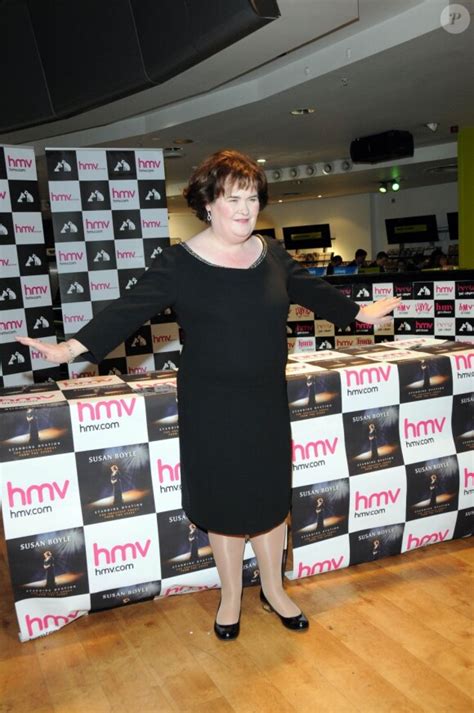 Photo : Susan Boyle présente son nouvel album Standing Ovation à HMV à Glasgow le 20 novembre ...