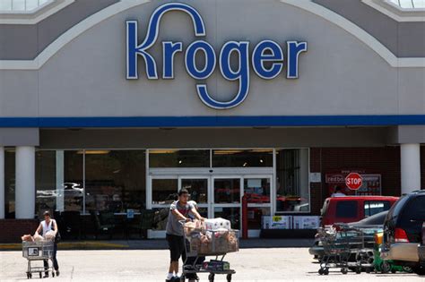 Kroger Buys Rival Grocer Harris Teeter, Citing Potential for Growth - The New York Times