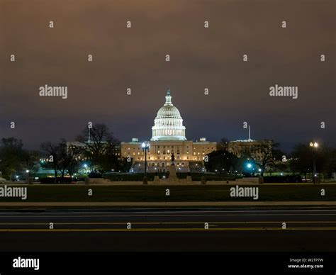 night view of the us capitol building in washington Stock Photo - Alamy