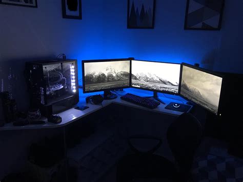 SMALL ROOM TRIPLE MONITOR GAMING/GRAPHICS SETUP : r/battlestations