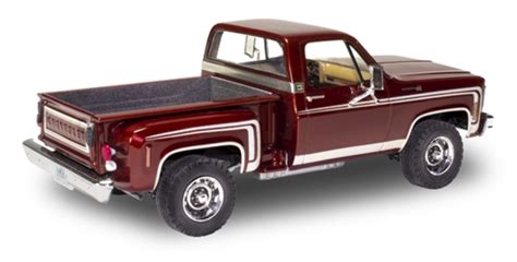 Scalehobbyist.com: 1976 Chevy Sport Stepside 4x4 Pickup by Revell Monogram