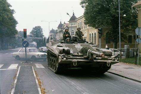 The Swedish "S-Tank" (STRV103) maneuvering through a city. [960x646 ...