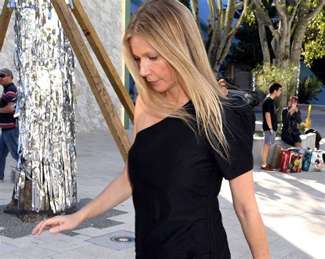 Gwyneth Paltrow’s “edgy” Oscar Award Door Stopper Has Sent the Internet Into a Shock