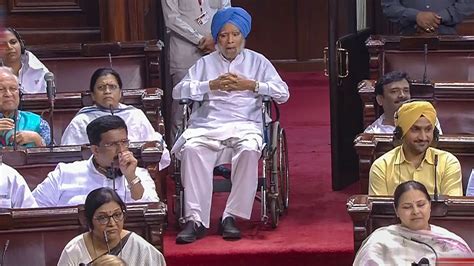 Netizens hail Manmohan Singh, as he attends Rajya Sabha session on wheelchair | Today News