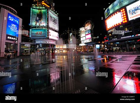 Dundas Square at night, square in the heart of downtown Toronto ...