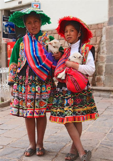 Peruvian textiles | Peruvian clothing, Traditional outfits, Peruvian ...