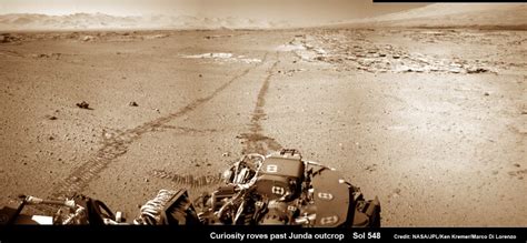 Curiosity Rover pauses mid-drive and captures Spectacular Martian ...