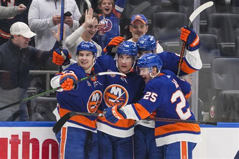 Mathew Barzal update: Islanders star to begin skating Saturday or ...