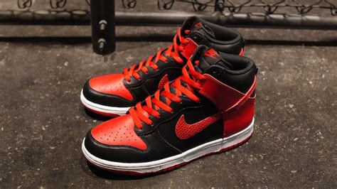 Nike Dunk High LE "Black/Sport Red-White" | Complex