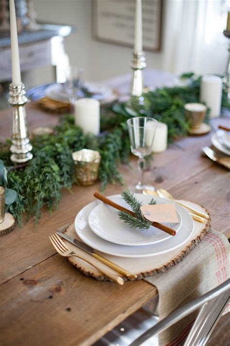 22 Pretty Christmas Table Decorations and Settings