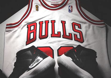 Celebrate Chicago Bulls 72-10 Season with Michael Jordan's 1996 Finals ...