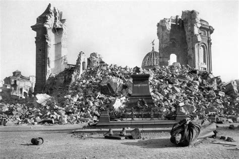 Enormous 360-degree panoramic picture of Dresden after Allied bombing ...