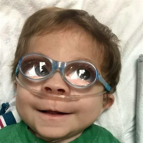 Tiny Toddler With Rare Dwarfism Is World's Biggest Fan Of Elton John - Real-Fix