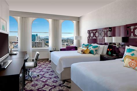 Downtown San Diego Hotel Rooms and Suites | Courtyard San Diego Downtown