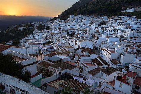 Private 8-hour Tour to Mijas Marbella and Puerto Banús from Malaga 2023