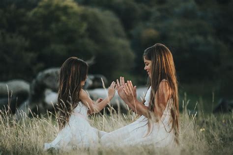 These are 10 Must-Try Sister Photoshoot Ideas | Localgrapher Blog