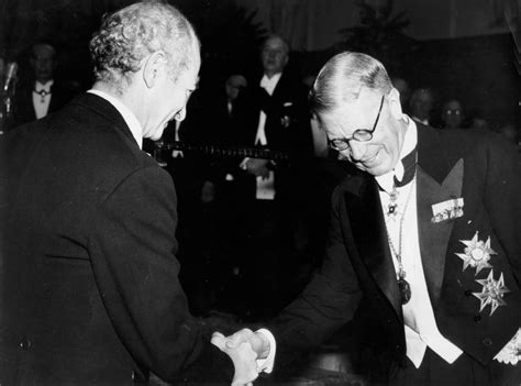 Linus Pauling and King Gustav VI, Nobel Prize ceremonies, Stockholm ...