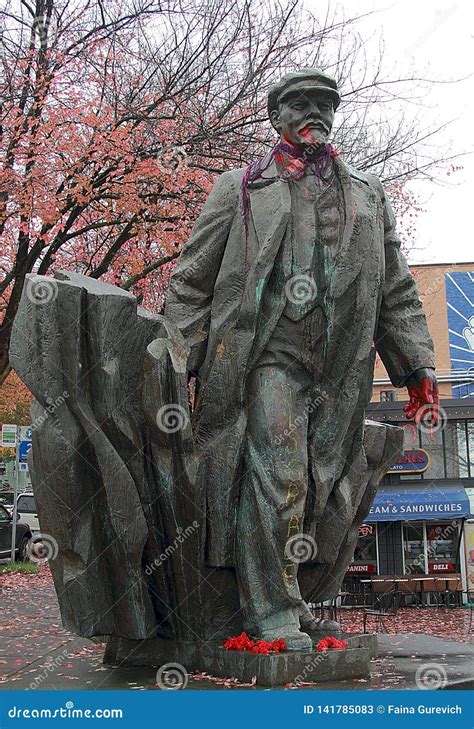 Bronze Statue of Vladimir Lenin by Emil Venkov in Seattle Editorial ...