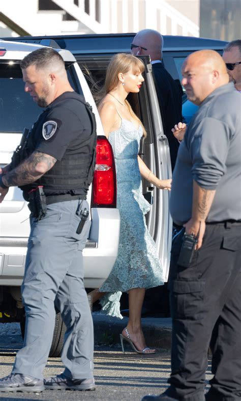 Taylor Swift wears blue corset dress at Jack Antonoff's wedding to ...